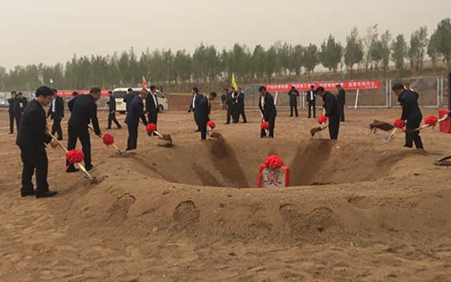 中慶建設(shè)集團李洪宇和朝陽市委市政府領(lǐng)導(dǎo)共同奠基_副本.jpg